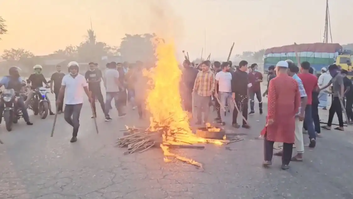 নারায়ণগঞ্জে সড়কে আগুন ও ভাঙচুরের দৃশ্য, জনতা ও পুলিশ উপস্থিত. Channel i News - চ্যানেল আই নিউজ