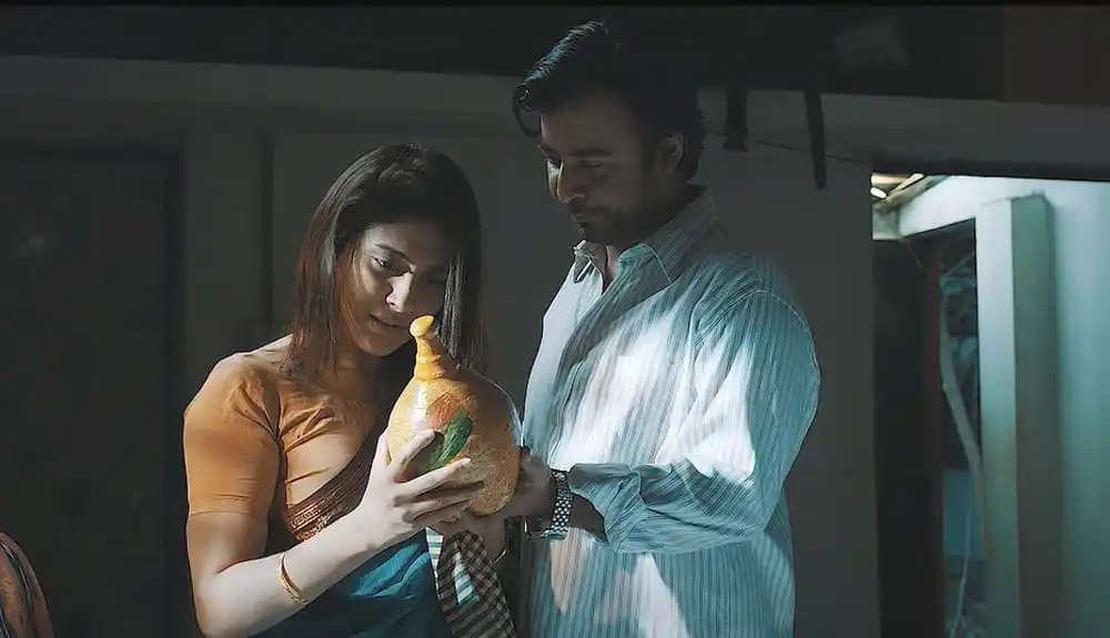দম্পতি সমুদ্রের শখ পূরণের জন্য প্রস্তুতি নিচ্ছেন, একসাথে বসে সমুদ্রের শখের গল্প বলছেন. Channel i News - চ্যানেল আই নিউজ