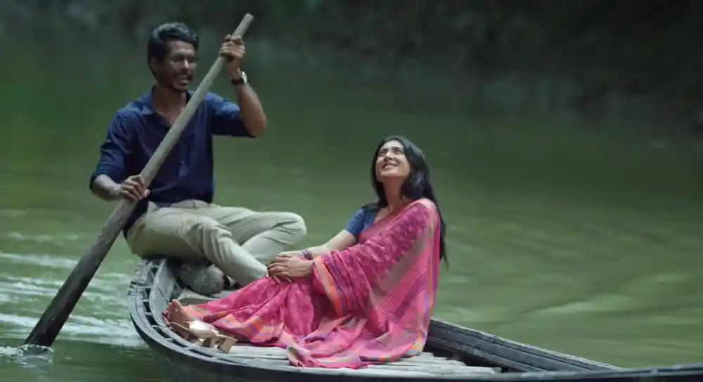 নদীতে প্রেমের নৌকা ভ্রমণ, দুইজন যুবক-যুবতী আনন্দে ভাসছে. Channel i News - চ্যানেল আই নিউজ