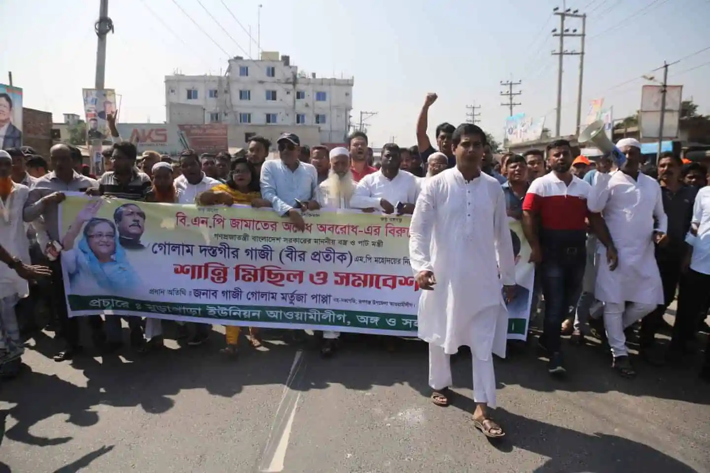 জনতা অবরোধে অংশগ্রহণ করে শান্তিপূর্ণ প্রতিবাদ করছে।. Channel i News - চ্যানেল আই নিউজ