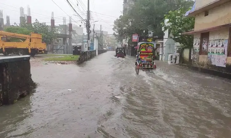 পটুয়াখালীতে বৃষ্টির ফলে জলাবদ্ধ রাস্তা ও যানবাহন চলাচল. Channel i News - চ্যানেল আই নিউজ