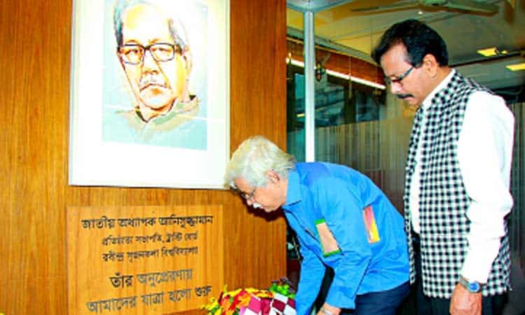 বঙ্গবন্ধুর প্রতিকৃতিতে শ্রদ্ধা জানাচ্ছেন দুই ব্যক্তি. Channel i News - চ্যানেল আই নিউজ