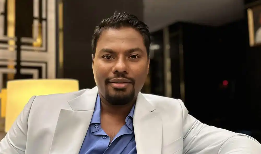 রাফসান নিজেকে পরিচয় দিচ্ছেন, পরিপাটি পোশাক পরা. Channel i News - চ্যানেল আই নিউজ