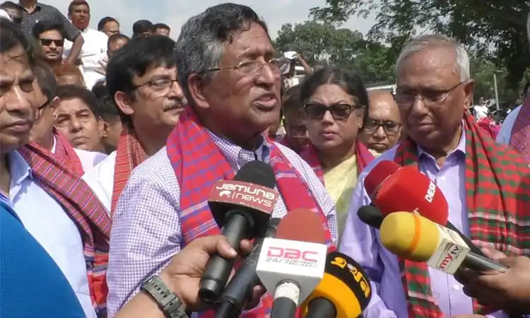 কৃষিমন্ত্রী সংবাদ সম্মেলনে বক্তব্য দিচ্ছেন, আশেপাশে সাংবাদিকরা উপস্থিত. Channel i News - চ্যানেল আই নিউজ