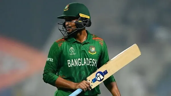 বাংলাদেশ ক্রিকেটার সাকিব আল হাসান ব্যাট হাতে, গল টাইটান্সের বিরুদ্ধে বিবৃতি দিচ্ছেন. Channel i News - চ্যানেল আই নিউজ