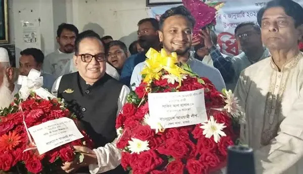 সাকিব আল হাসানকে ফুলের তোড়া দিয়ে শুভেচ্ছা জানাচ্ছেন অতিথিরা. Channel i News - চ্যানেল আই নিউজ