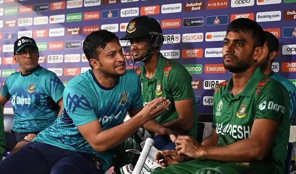 বাংলাদেশ ক্রিকেট দলের খেলোয়াড়রা ম্যাচের পর আলোচনা করছে।. Channel i News - চ্যানেল আই নিউজ
