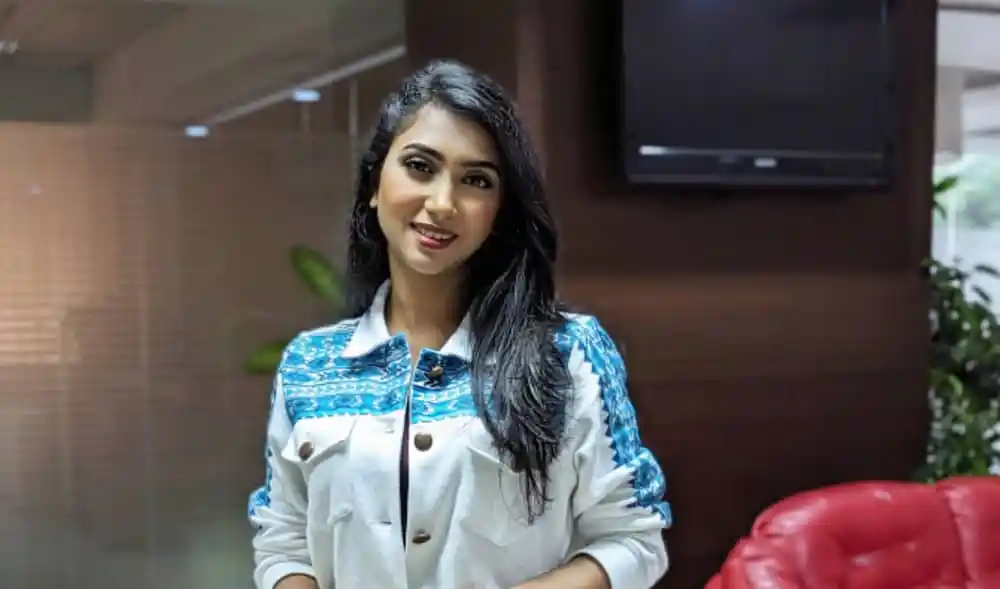 রাধিকা আপ্তের হাসিমুখের ছবি, ক্যাজুয়াল পোশাক পরা. Channel i News - চ্যানেল আই নিউজ