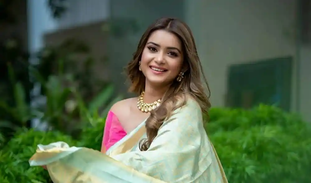 তানজিন তিশা হাস্যোজ্জ্বল মুখে ক্যামেরার দিকে তাকাচ্ছেন. Channel i News - চ্যানেল আই নিউজ