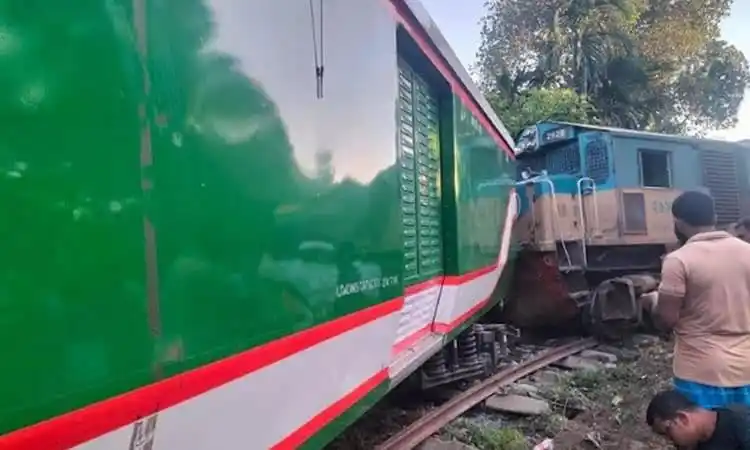 ইঞ্জিনসহ বগি লাইনচ্যুত, উদ্ধার কাজ চলছে. Channel i News - চ্যানেল আই নিউজ