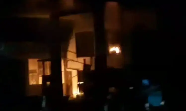 রাজধানীর পেট্রোল পাম্পে অগ্নিকাণ্ডের দৃশ্য, ধোঁয়া ও আগুন দেখা যাচ্ছে. Channel i News - চ্যানেল আই নিউজ