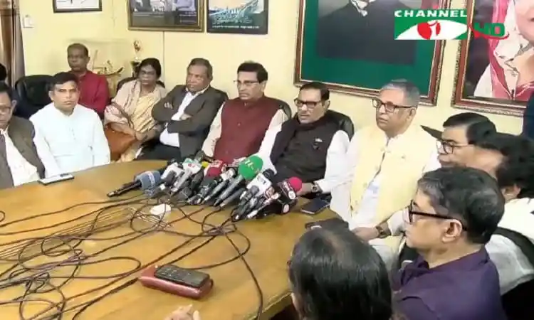 ওবায়দুল কাদের সাংবাদিকদের প্রশ্নের উত্তর দিচ্ছেন, আওয়ামী লীগ নেতারা উপস্থিত. Channel i News - চ্যানেল আই নিউজ