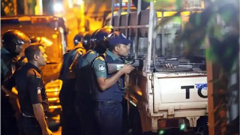 বাংলাদেশের নিরাপত্তা বাহিনী ট্রাকের পাশে অবস্থান করছে. Channel i News - চ্যানেল আই নিউজ