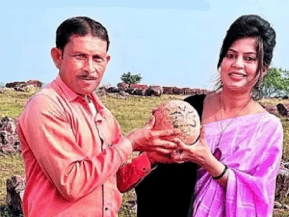 গ্রামবাসীরা ডাইনোসরের ডিমের পূজা করছে, উৎসবের দৃশ্য. Channel i News - চ্যানেল আই নিউজ