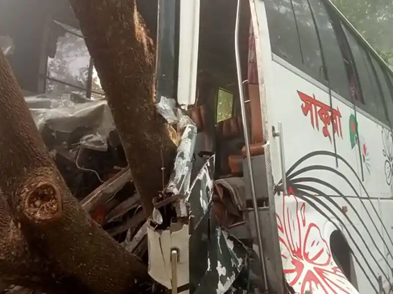 ঘন কুয়াশায় বাস-ট্রলির সংঘর্ষের ছবি, আহত ও নিহতের স্থান. Channel i News - চ্যানেল আই নিউজ