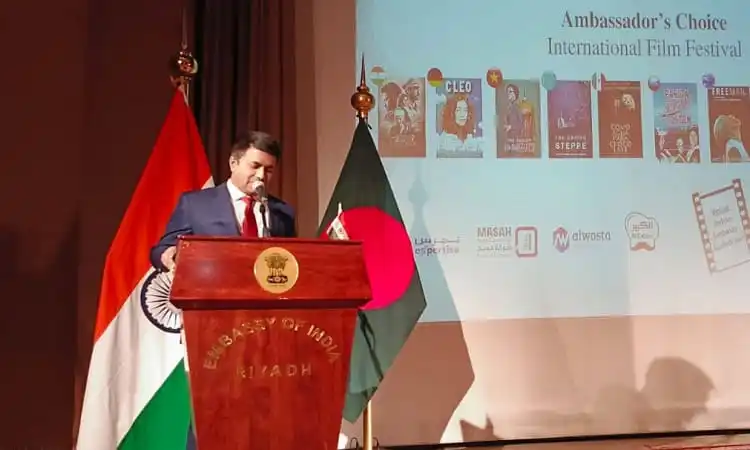 বাংলাদেশের রাষ্ট্রদূত সৌদি আরবে চলচ্চিত্র প্রদর্শনীতে ভাষণ দিচ্ছেন. Channel i News - চ্যানেল আই নিউজ