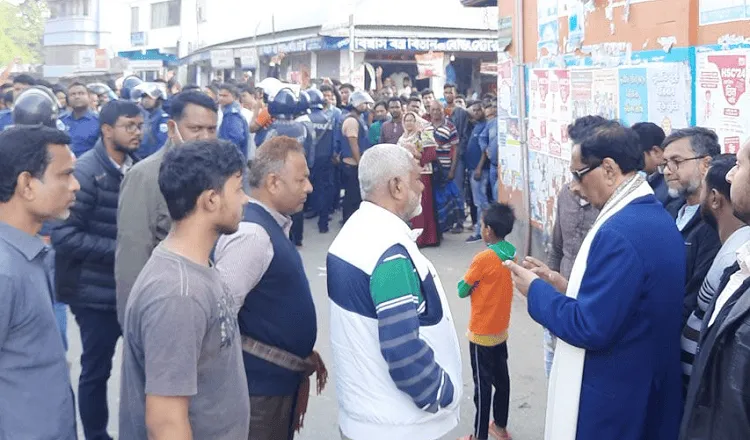 পাবনার স্বতন্ত্র প্রার্থী আবু সাইয়িদকে দুই ঘণ্টা অবরুদ্ধের ছবি. Channel i News - চ্যানেল আই নিউজ