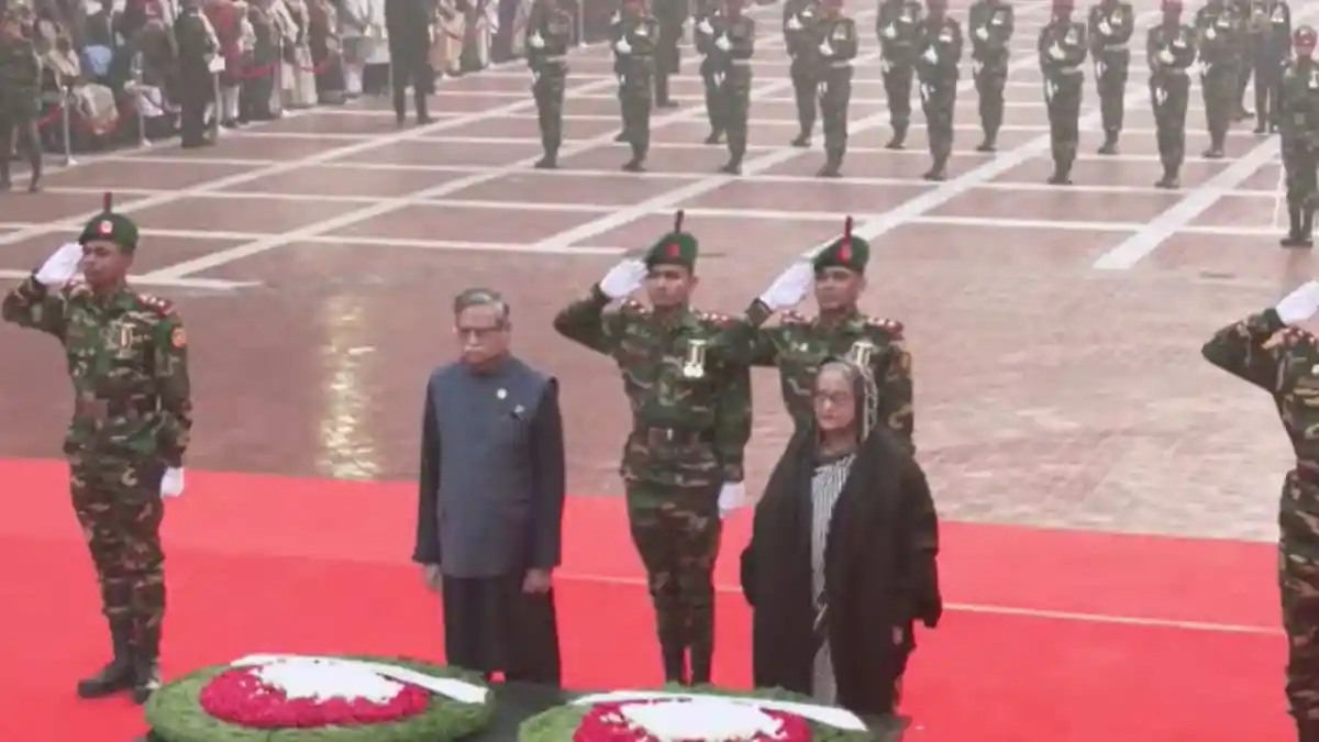 রাষ্ট্রপতি ও প্রধানমন্ত্রীর স্মৃতিসৌধে শ্রদ্ধা নিবেদন করছেন সেনা সদস্যরা. Channel i News - চ্যানেল আই নিউজ