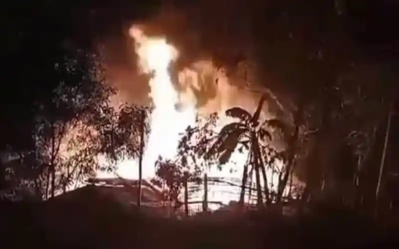 রোহিঙ্গা ক্যাম্পে অগ্নিকাণ্ডে অর্ধশতাধিক ঘর পুড়ে গেছে. Channel i News - চ্যানেল আই নিউজ