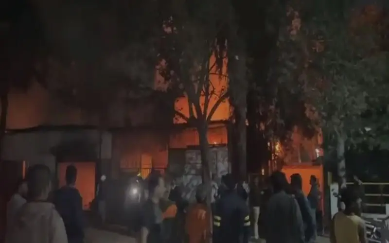 অগ্নিকাণ্ডের সময় গ্লাভস কারখানার সামনে মানুষ ও দমকলকর্মীরা. Channel i News - চ্যানেল আই নিউজ