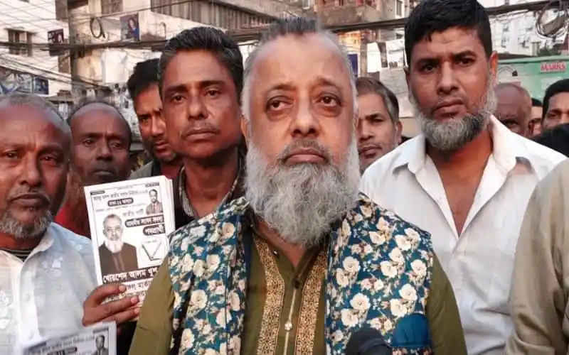 নির্বাচনী প্রচারণায় অংশগ্রহণকারী ব্যক্তিরা, একজনের মুখে গম্ভীর ভাব. Channel i News - চ্যানেল আই নিউজ