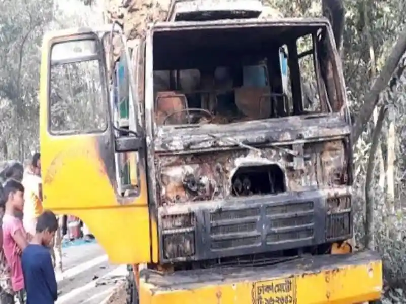 ধানবোঝাই ট্রাকের অগ্নিসংযোগের দৃশ্য, আগুনে পুড়ে গেছে ট্রাকটি. Channel i News - চ্যানেল আই নিউজ