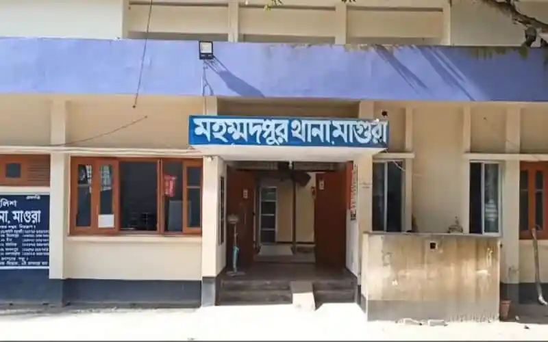 মাগুরায় হাসপাতালের প্রবেশদ্বার, পুলিশ তদন্তে ব্যস্ত. Channel i News - চ্যানেল আই নিউজ