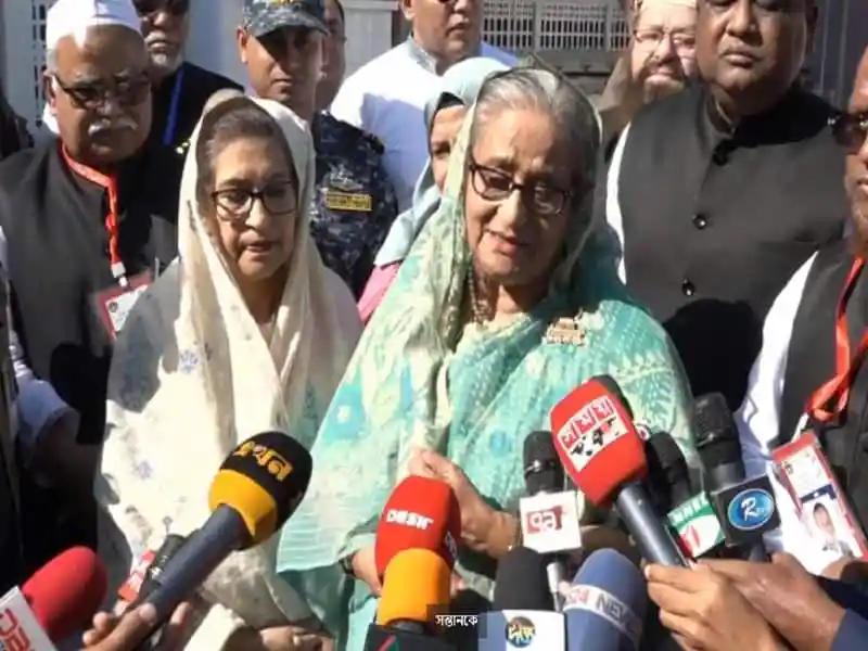প্রধানমন্ত্রী জনসভায় ভাষণ দিচ্ছেন, সাংবাদিকরা প্রশ্ন করছেন. Channel i News - চ্যানেল আই নিউজ