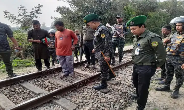 ফেনীতে রেলপথে নাশকতা ঠেকাতে আনসার-ভিডিপি মোতায়েনের দৃশ্য. Channel i News - চ্যানেল আই নিউজ