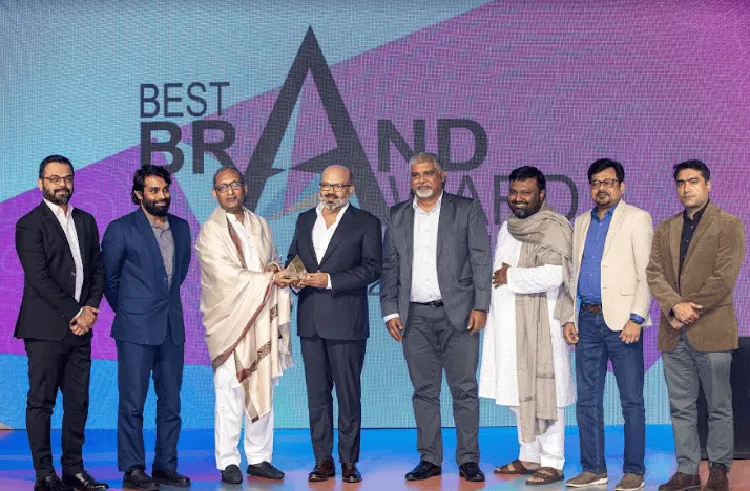 বিজয়ী ব্র্যান্ডের জন্য পুরস্কার গ্রহণ করছেন অতিথিরা. Channel i News - চ্যানেল আই নিউজ