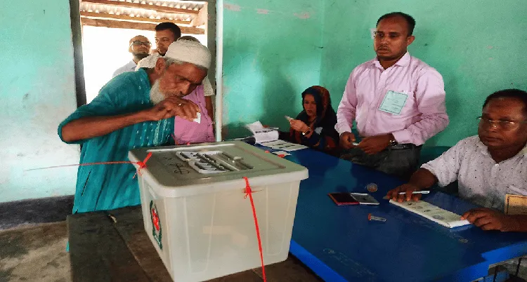 নির্বাচনের দিন ভোটাররা ভোট দিচ্ছেন, ভোট কেন্দ্রের দৃশ্য. Channel i News - চ্যানেল আই নিউজ