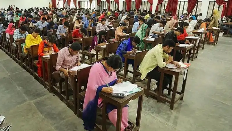 বাংলাদেশের মেডিকেল কলেজ ভর্তি পরীক্ষার জন্য ছাত্র-ছাত্রীদের প্রস্তুতি. Channel i News - চ্যানেল আই নিউজ