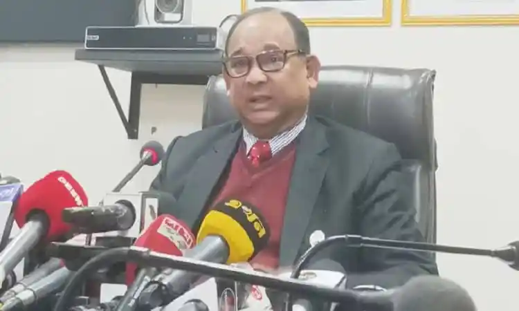 রেলমন্ত্রী সংবাদ সম্মেলনে বক্তব্য দিচ্ছেন, বিভিন্ন মিডিয়া ক্যামেরার সামনে. Channel i News - চ্যানেল আই নিউজ