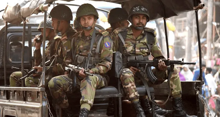 সেনা সদস্যরা সড়কে মোতায়েন, নিরাপত্তা নিশ্চিত করছে. Channel i News - চ্যানেল আই নিউজ