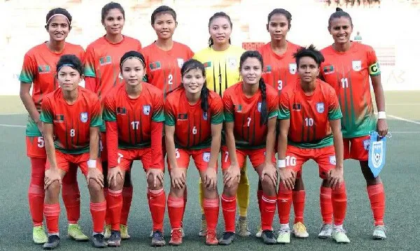 বাংলাদেশ নারী ফুটবল দলের খেলোয়াড়রা মাঠে প্রস্তুত. Channel i News - চ্যানেল আই নিউজ