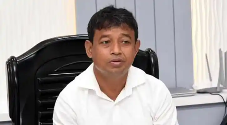 আদম তমিজীকে রিহ্যাবে পাঠানোর জন্য ডিবি কর্মকর্তার উপস্থিতি. Channel i News - চ্যানেল আই নিউজ