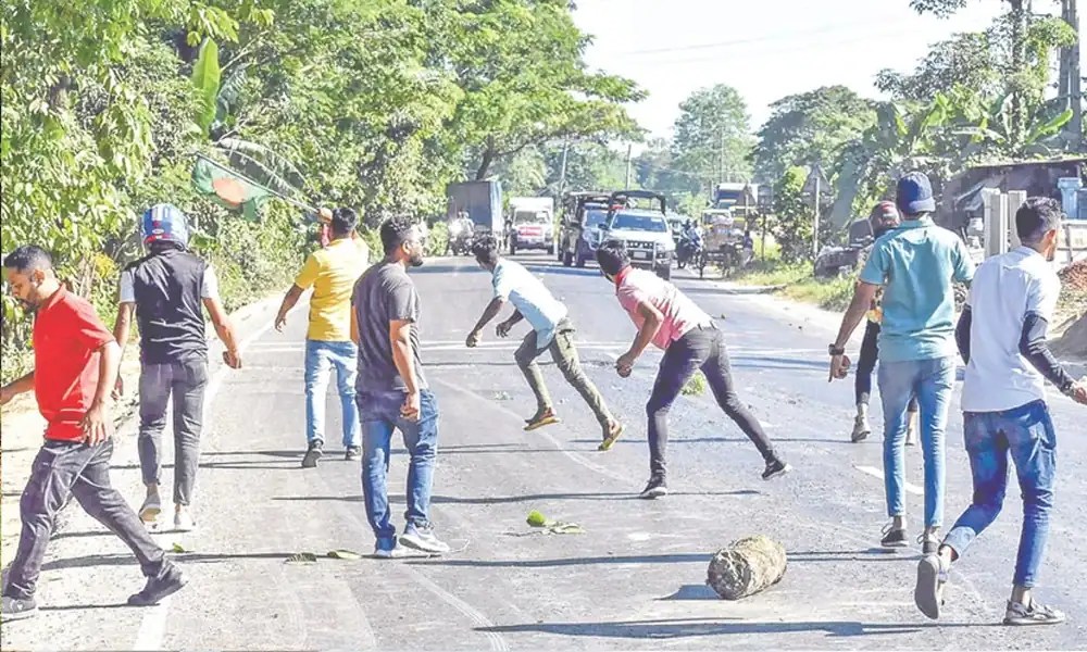 রাজনৈতিক আন্দোলনের জন্য রাস্তা অবরোধ করে আন্দোলনকারীরা. Channel i News - চ্যানেল আই নিউজ