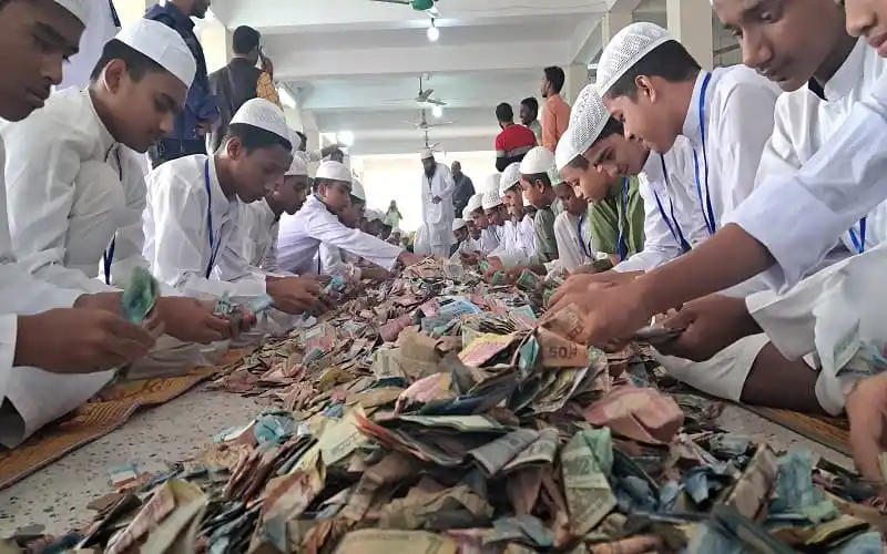 পাগলা মসজিদের দানবাক্সে টাকা গণনা করছে মুসল্লিরা. Channel i News - চ্যানেল আই নিউজ