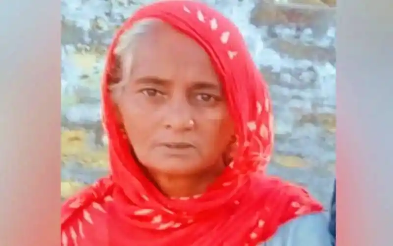 অভিযোগের শিকার এক নারী, চোখে বিষন্নতা, লাল শাড়ি পরা. Channel i News - চ্যানেল আই নিউজ