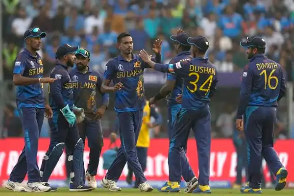 শ্রীলঙ্কা ক্রিকেট দলের খেলোয়াড়রা মাঠে একত্রিত হয়ে উদযাপন করছে. Channel i News - চ্যানেল আই নিউজ