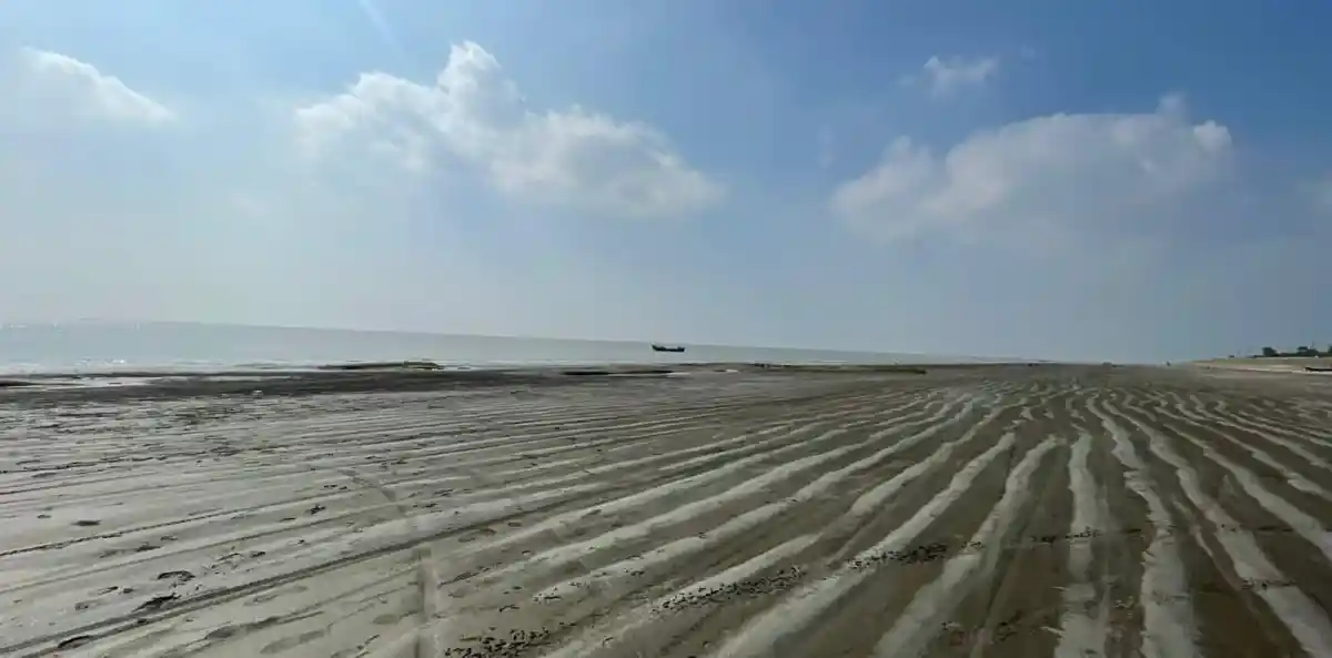 শান্ত সমুদ্র সৈকত, রৌদ্রজ্জ্বল আকাশ ও পাথুরে সৈকত. Channel i News - চ্যানেল আই নিউজ