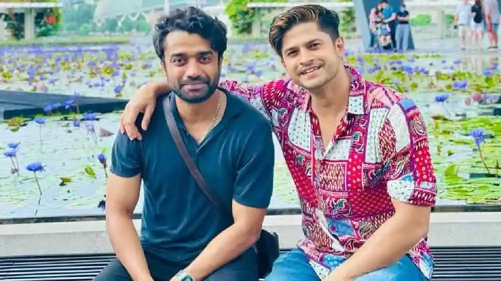 দুই যুবক হাসিমুখে পুকুরের পাশে ছবি তুলছেন. Channel i News - চ্যানেল আই নিউজ