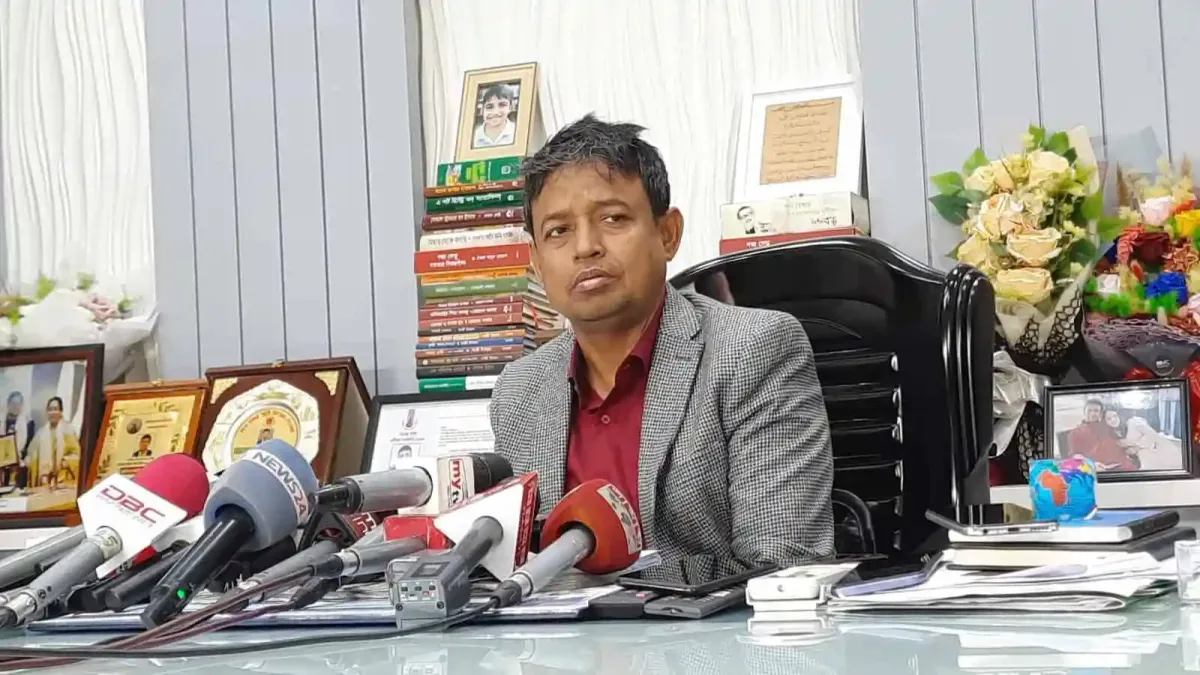 ডিবি প্রধানের সাক্ষাৎকারের সময় সাংবাদিকদের প্রশ্নের উত্তর দিচ্ছেন. Channel i News - চ্যানেল আই নিউজ