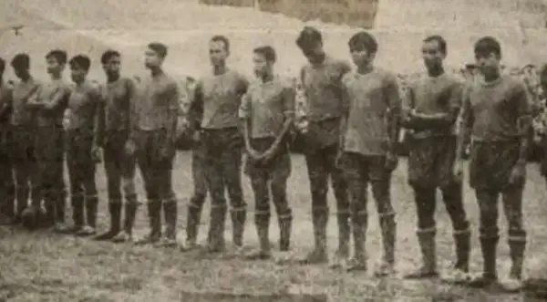 বাংলাদেশের স্বাধীন বাংলা ফুটবল দলের পুরনো কালো-সাদা ছবি. Channel i News - চ্যানেল আই নিউজ