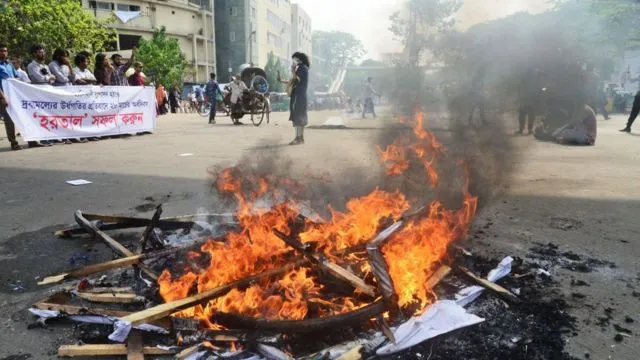 অগ্নিসংযোগ ও প্রতিবাদকারীদের ছবি, বাংলাদেশে রাজনৈতিক আন্দোলন. Channel i News - চ্যানেল আই নিউজ