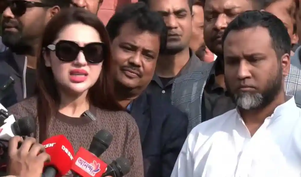তাপস ও অপু ডিবি কার্যালয় থেকে বের হয়ে সাংবাদিকদের প্রশ্নের উত্তর দিচ্ছেন. Channel i News - চ্যানেল আই নিউজ