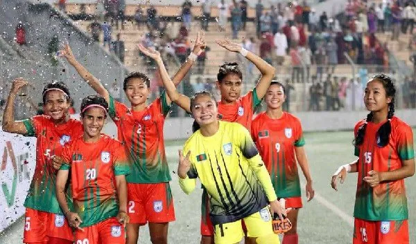 বাংলাদেশ নারী ফুটবল দল জিতের উচ্ছ্বাস উদযাপন করছে. Channel i News - চ্যানেল আই নিউজ