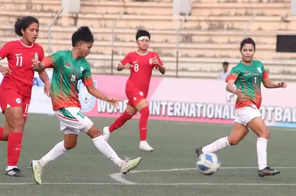 বাংলাদেশের নারী ফুটবল দল সিঙ্গাপুরের বিরুদ্ধে খেলছে. Channel i News - চ্যানেল আই নিউজ