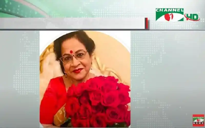 প্রয়াত সংবাদ পাঠিকা শামীমা নাসরিনের ছবি, ফুলের তোড়া হাতে. Channel i News - চ্যানেল আই নিউজ
