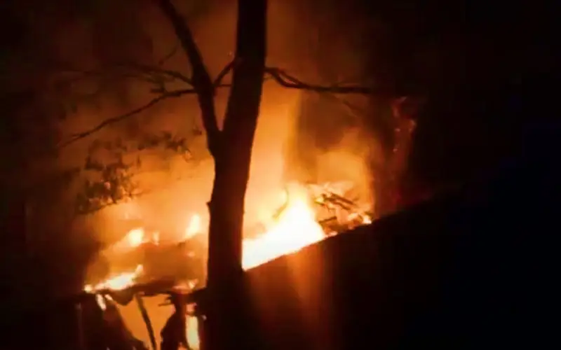 পটুয়াখালীতে ভয়াবহ অগ্নিকাণ্ডের দৃশ্য, আগুন ছড়িয়ে পড়ছে. Channel i News - চ্যানেল আই নিউজ